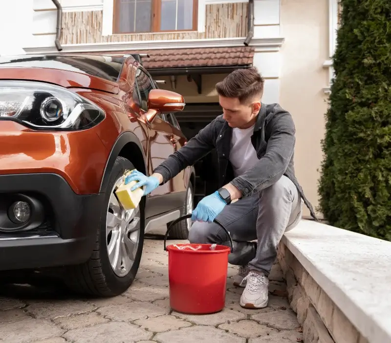 Lavage auto à domicile Monthureux-sur-Saône : professionnel intervenant sur un véhicule